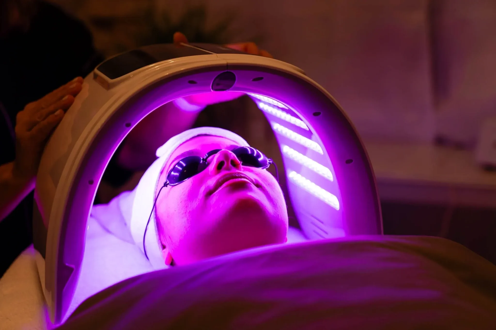 LED face mask light therapy treatment